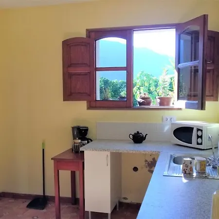 Apartment Charming 2-bedroom With Garden In *