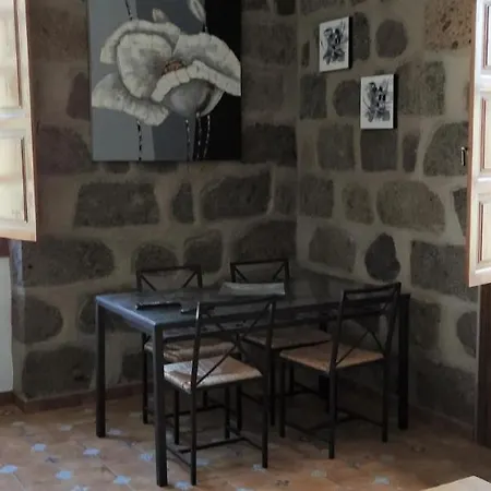 Apartment Charming 2-bedroom With Garden In *