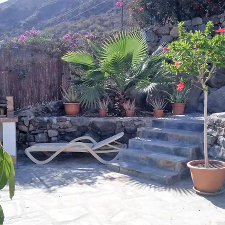 Apartment Charming 2-bedroom With Garden In *