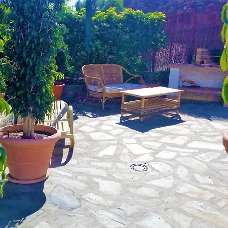 Apartment Charming 2-bedroom With Garden In