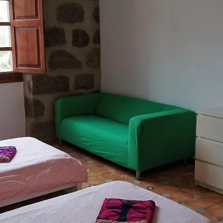 Apartment Charming 2-bedroom With Garden In