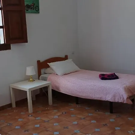 Charming 2-bedroom With Garden In *